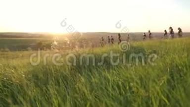 一群人在农村跑步